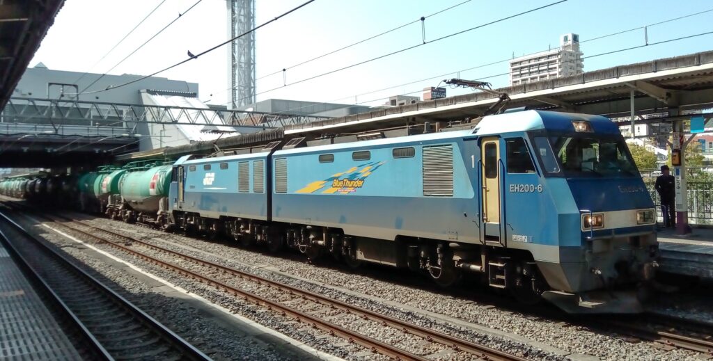 EH200 甲府駅 停車光景