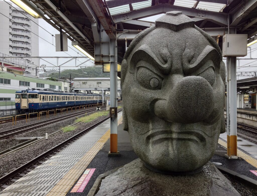高尾駅の天狗像 光景写真
