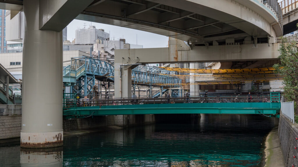 内海川跨線人道橋 光景写真